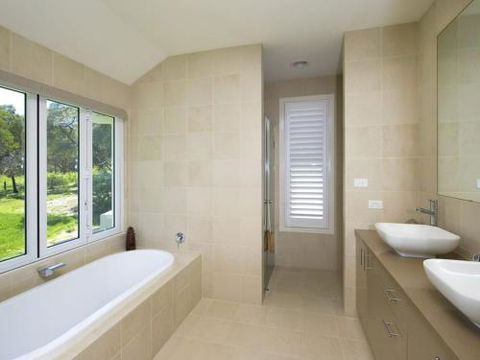 Echo Beach House 16 Reflections Dr Luxurious House With Magnificent Pool & Ducted Air - Accommodation Fremantle 4