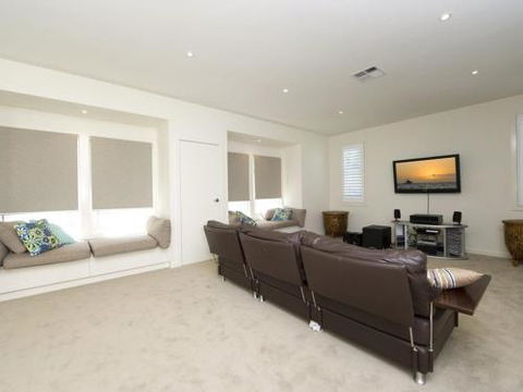 Echo Beach House 16 Reflections Dr Luxurious House With Magnificent Pool & Ducted Air - Accommodation Fremantle 3
