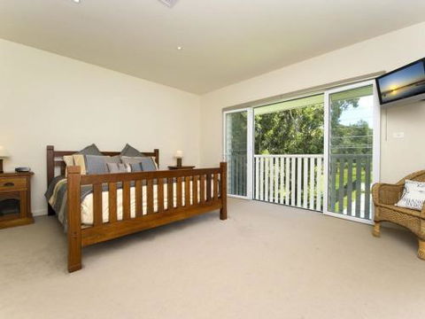 Echo Beach House 16 Reflections Dr Luxurious House With Magnificent Pool & Ducted Air - Accommodation Fremantle 1