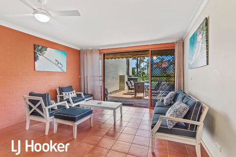 Amazing Waterfront Location Pool Beach Water Views Tropical Gardens - Accommodation Fremantle 3
