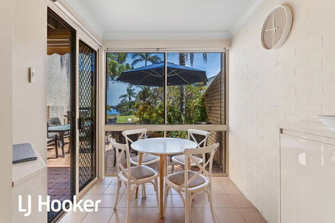 Amazing Waterfront Location Pool Beach Water Views Tropical Gardens - Accommodation Fremantle 5