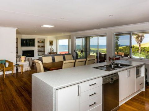 WHALE WATCH FOR FOUR Gerringong 4pm Check Out Sundays - Accommodation Fremantle 1
