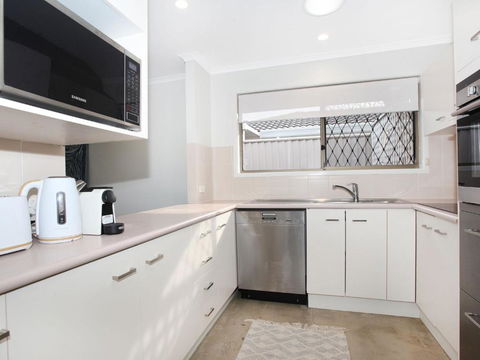 April 19 4 Bedroom Home On Canal With Pool Pontoon Aircon & WiFi! - Accommodation Fremantle 6