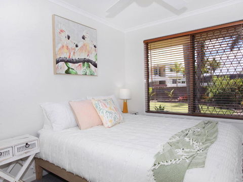 April 19 4 Bedroom Home On Canal With Pool Pontoon Aircon & WiFi! - Accommodation Fremantle 5