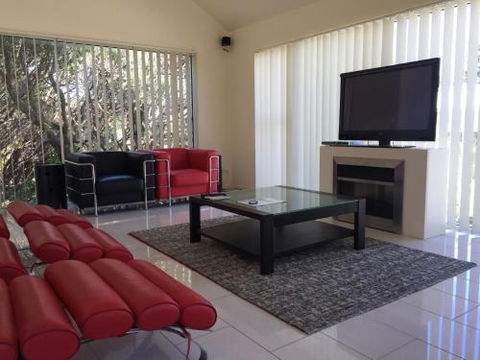 The White House Sandy Point - Accommodation Fremantle 3