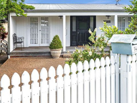 VINCES LANDING OLD EROWAL BAY 4pm Check Out Sundays - Accommodation Fremantle 3