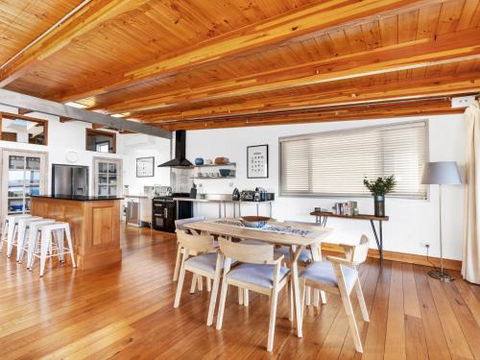 VINCES LANDING OLD EROWAL BAY 4pm Check Out Sundays - Accommodation Fremantle 5