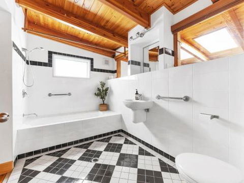 VINCES LANDING OLD EROWAL BAY 4pm Check Out Sundays - Accommodation Fremantle 6