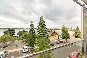 Spacious Apartment With Sea Views - Accommodation Fremantle 0