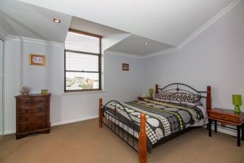 Spacious Apartment With Sea Views - Accommodation Fremantle 2