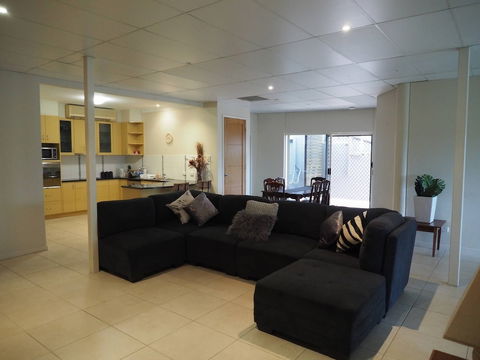 Queen Room With Airport Transfers Or Car Rental - Accommodation Fremantle 6
