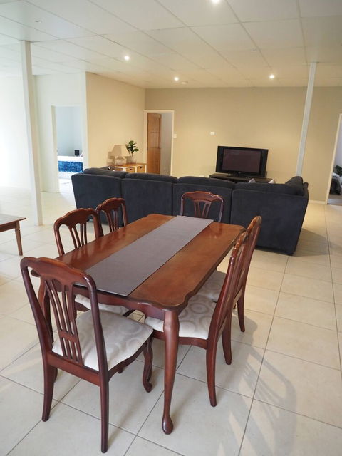 Queen Room With Airport Transfers Or Car Rental - Accommodation Fremantle 5