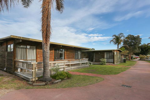 Lazy Acre Log Cabins - Accommodation Fremantle 2