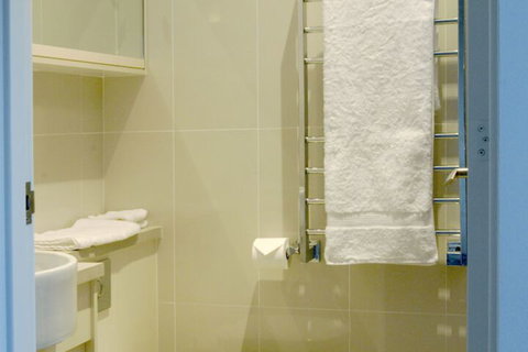 By The Beach B&B And Apartments - Accommodation Fremantle 7