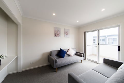 3BR Townhouse Double Garage Walk To Lake Ginninderra - Accommodation Fremantle 3