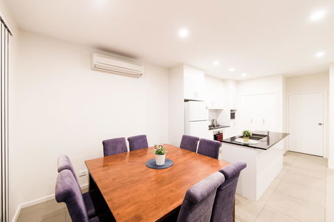 3BR Townhouse Double Garage Walk To Lake Ginninderra - Accommodation Fremantle 2