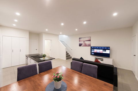 3BR Townhouse Double Garage Walk To Lake Ginninderra - Accommodation Fremantle 1