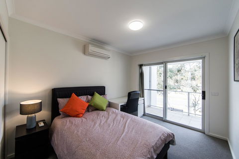 3BR Townhouse Double Garage Walk To Lake Ginninderra - Accommodation Fremantle 7