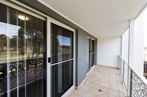 3BR Townhouse Double Garage Walk To Lake Ginninderra - Accommodation Fremantle 8