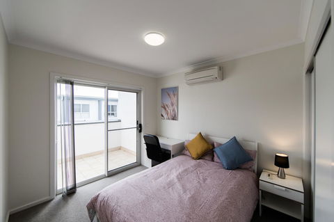 3BR Townhouse Double Garage Walk To Lake Ginninderra - Accommodation Fremantle 4