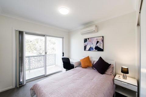 3BR Townhouse Double Garage Walk To Lake Ginninderra - Accommodation Fremantle 6