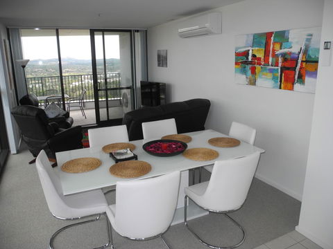 3BR Executive Apartment With Lake And Mountain Views - Accommodation Fremantle 8
