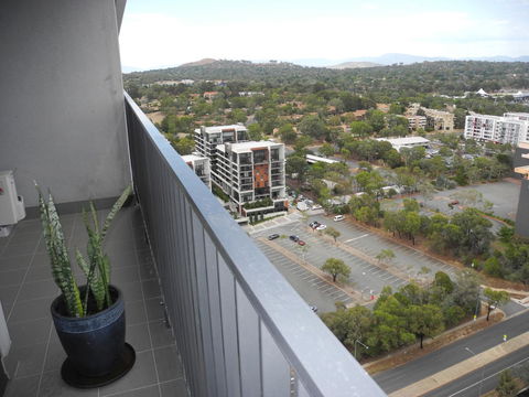 3BR Executive Apartment With Lake And Mountain Views - Accommodation Fremantle 12