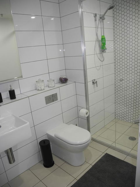 3BR Executive Apartment With Lake And Mountain Views - Accommodation Fremantle 18