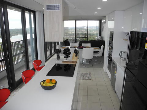 3BR Executive Apartment With Lake And Mountain Views - Accommodation Fremantle 9