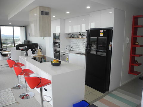 3BR Executive Apartment With Lake And Mountain Views - Accommodation Fremantle 7