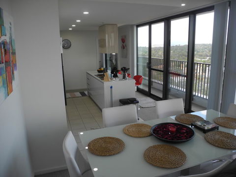 3BR Executive Apartment With Lake And Mountain Views - Accommodation Fremantle 17