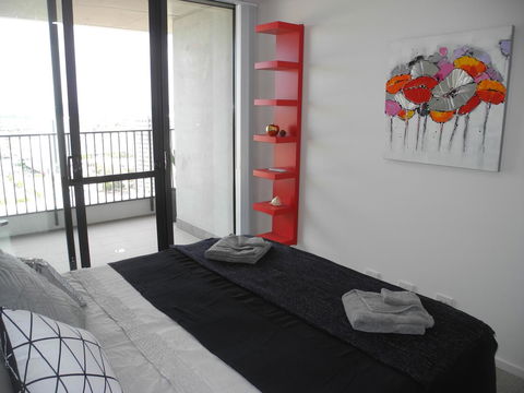 3BR Executive Apartment With Lake And Mountain Views - Accommodation Fremantle 3