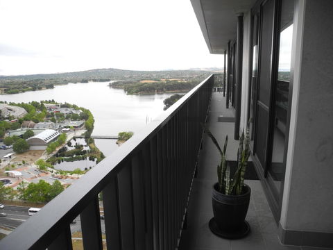 3BR Executive Apartment With Lake And Mountain Views - Accommodation Fremantle 11