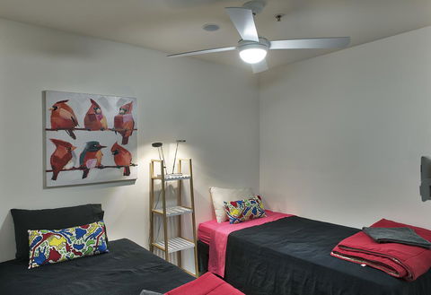 3BR Executive Apartment With Lake And Mountain Views - Accommodation Fremantle 4