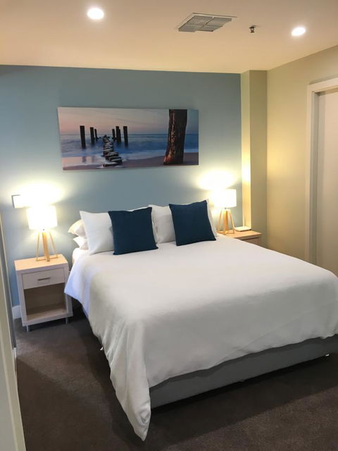 Beachside Luxury Apartments One & Two Bedroom In Beachfront Oaks Pier Building - Accommodation Fremantle 23