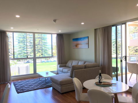 Beachside Luxury Apartments One & Two Bedroom In Beachfront Oaks Pier Building - Accommodation Fremantle 3