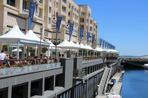 Beachside Luxury Apartments One & Two Bedroom In Beachfront Oaks Pier Building - Accommodation Fremantle 13