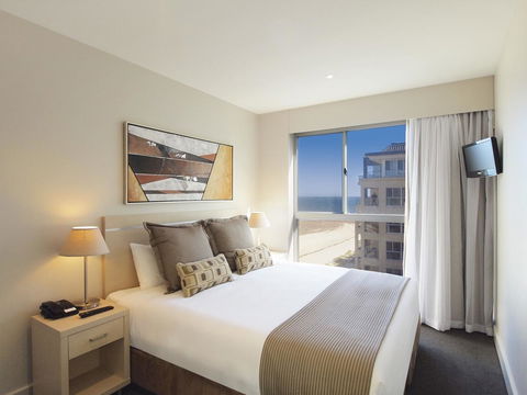 Oaks Glenelg Plaza Pier Suites - Accommodation Fremantle 2