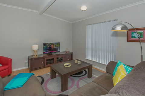 Desert Pea - Accommodation Fremantle 3
