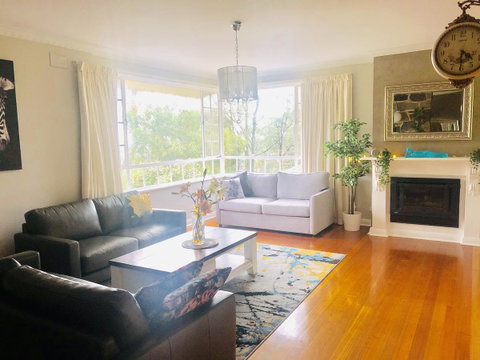 Stunning House With Beautiful Entertainment Area!! - Accommodation Fremantle 1