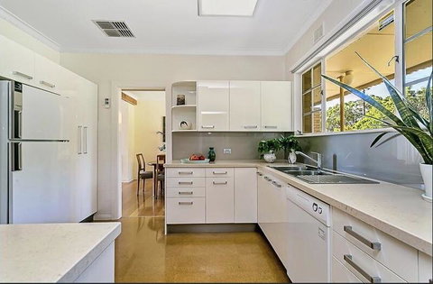 Stunning House With Beautiful Entertainment Area!! - Accommodation Fremantle 10