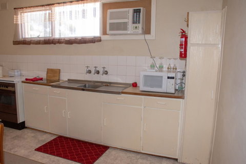 Kimba Units - Accommodation Fremantle 5