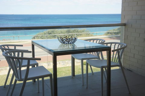 Cottesloe Beachfront Ocean View Apartment - Accommodation Fremantle 5