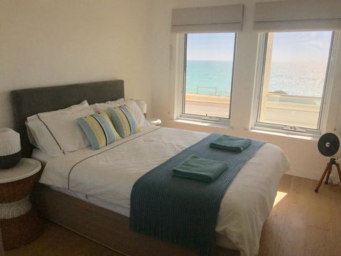 Cottesloe Beachfront Ocean View Apartment - Accommodation Fremantle 2