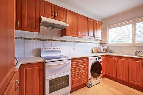 Bright And Spacious Family Home With Leafy Deck - Accommodation Fremantle 17