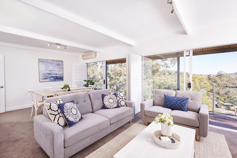 Bright And Spacious Family Home With Leafy Deck - Accommodation Fremantle 0