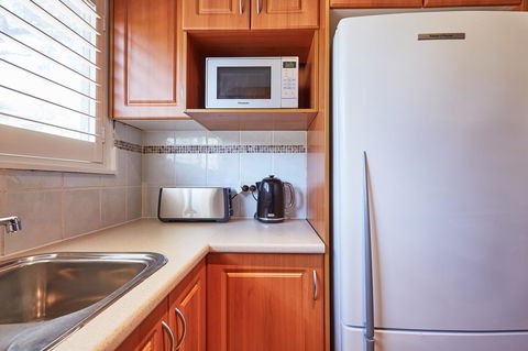 Bright And Spacious Family Home With Leafy Deck - Accommodation Fremantle 19