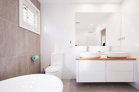 Bright And Spacious Family Home With Leafy Deck - Accommodation Fremantle 11