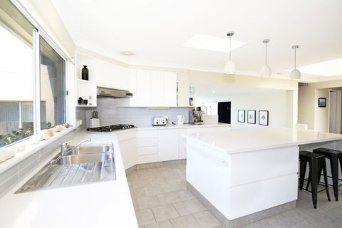 Neptune I Absolute Beachfront I Stunning Views - Accommodation Fremantle 8