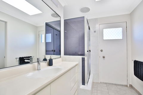Neptune I Absolute Beachfront I Stunning Views - Accommodation Fremantle 19